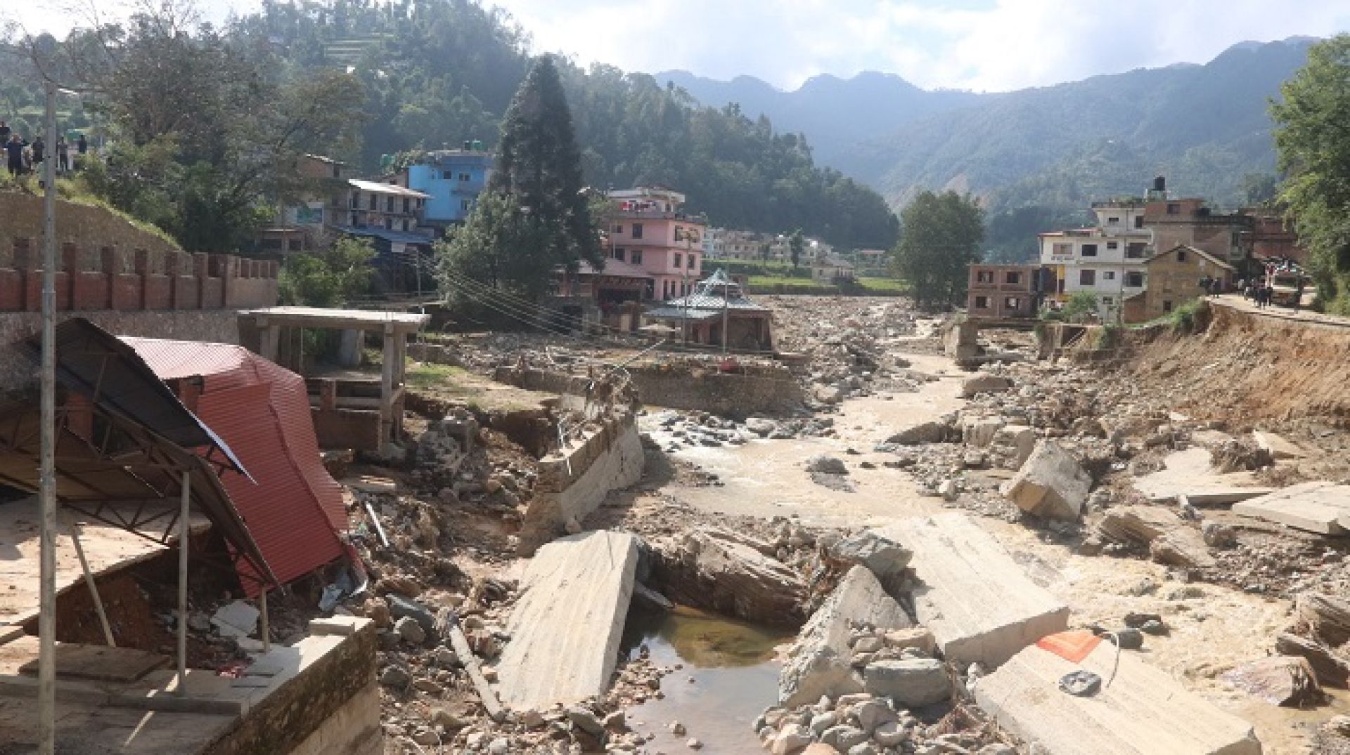 वर्ष २०८१ का अकल्पनीय विपद्ः रेकर्ड तोड्ने वर्षा, जलवायुजन्य सङ्कट गहिरिँदै